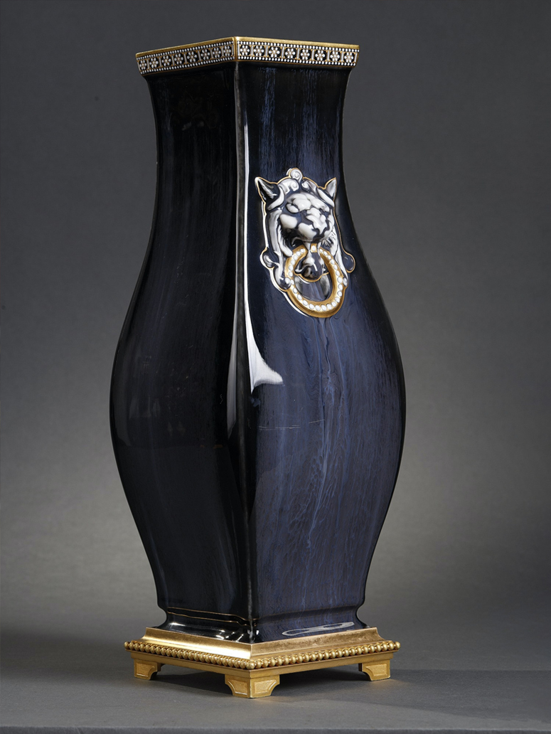 vase lion intro